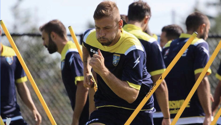 Mann beim Training im Sprint, Mannschaft hintendran