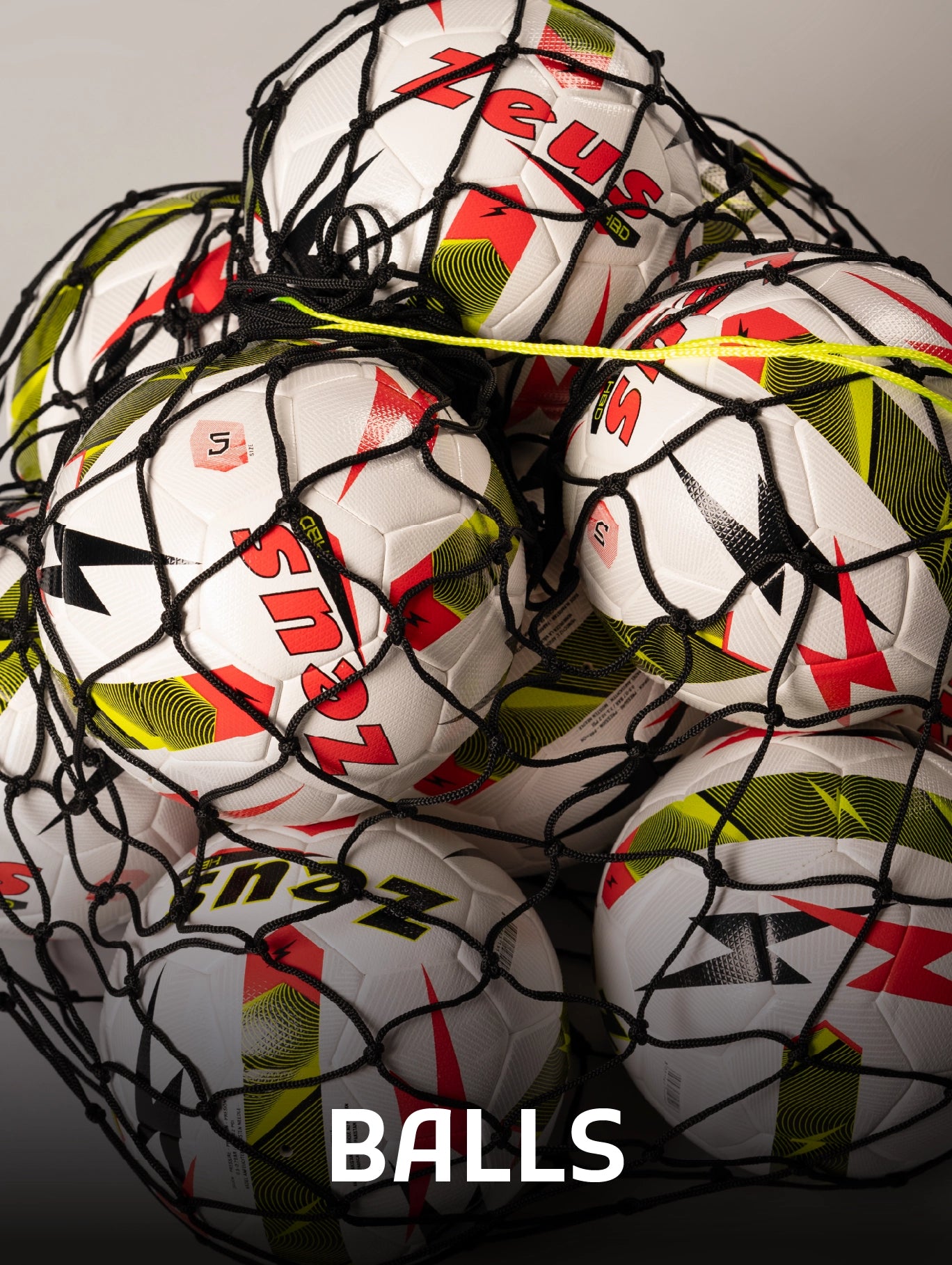 Mehrere Fußbälle von Zeus in einem Ballnetz