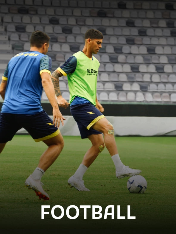 Zwei Fußballspieler beim Training auf dem Spielfeld