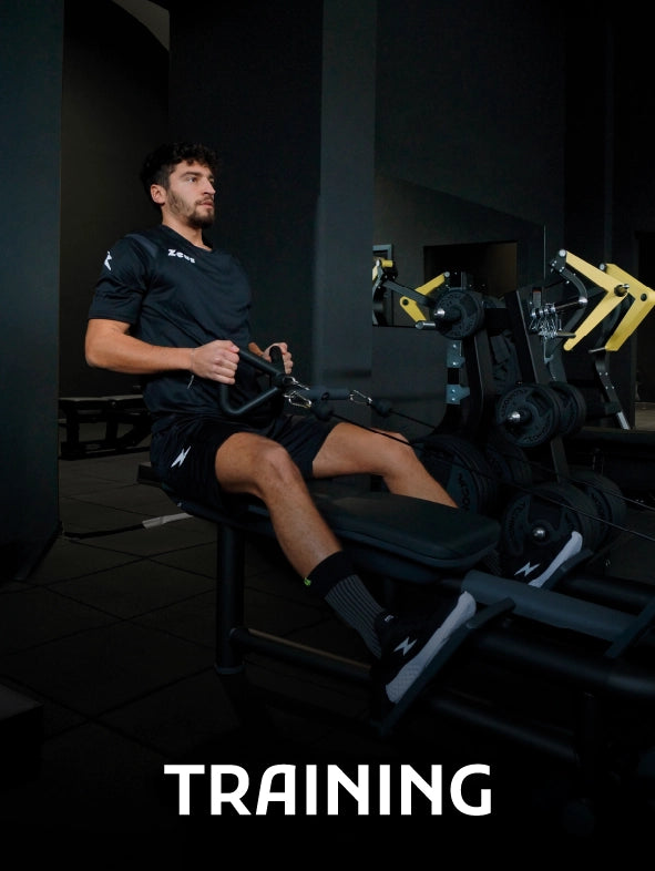 Sportler trainiert an einer Ruderzugmaschine im Fitnessstudio