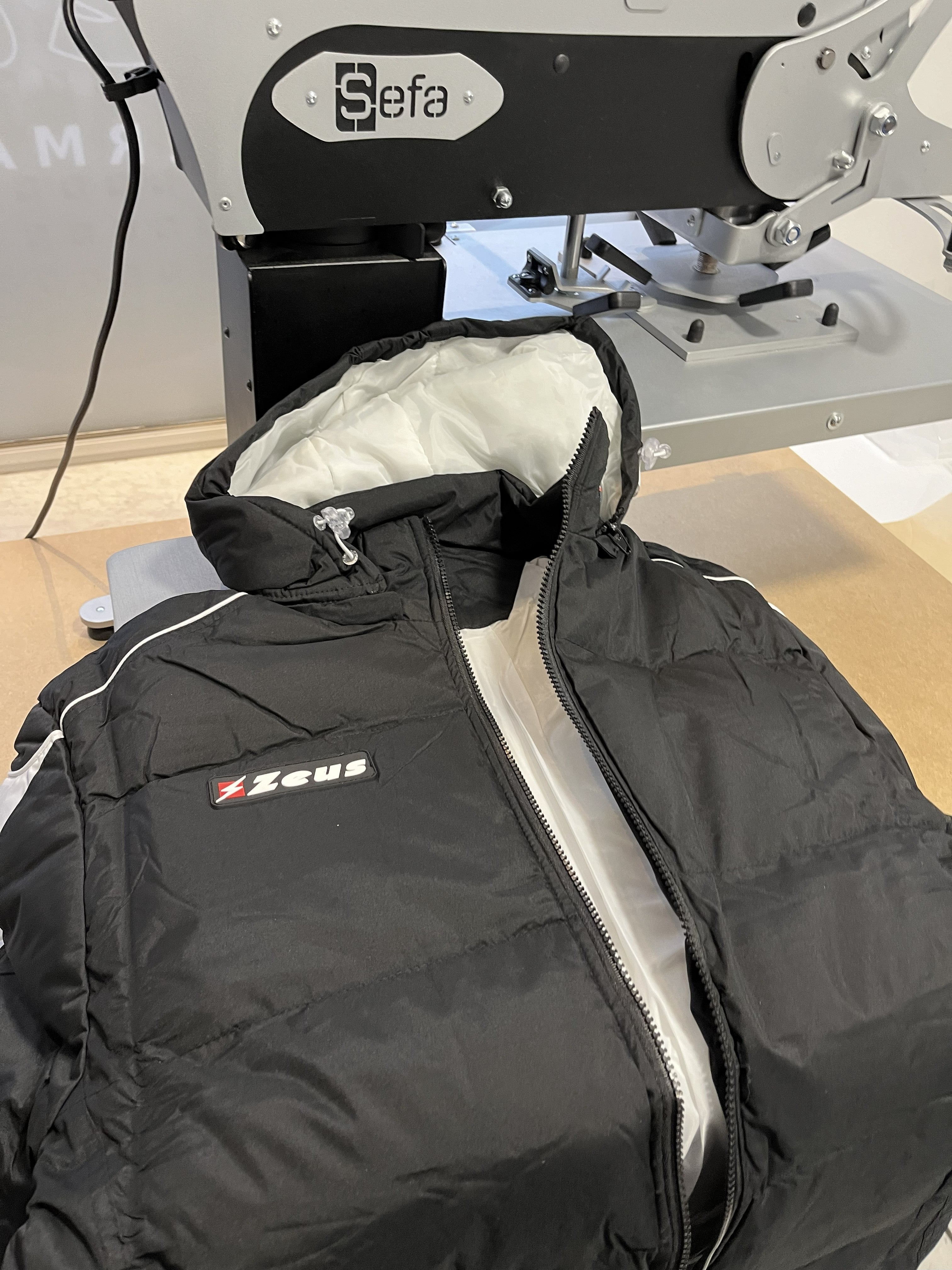 Schwarze Zeus Jacke mit Reissverschluss vorbereitet für Druck