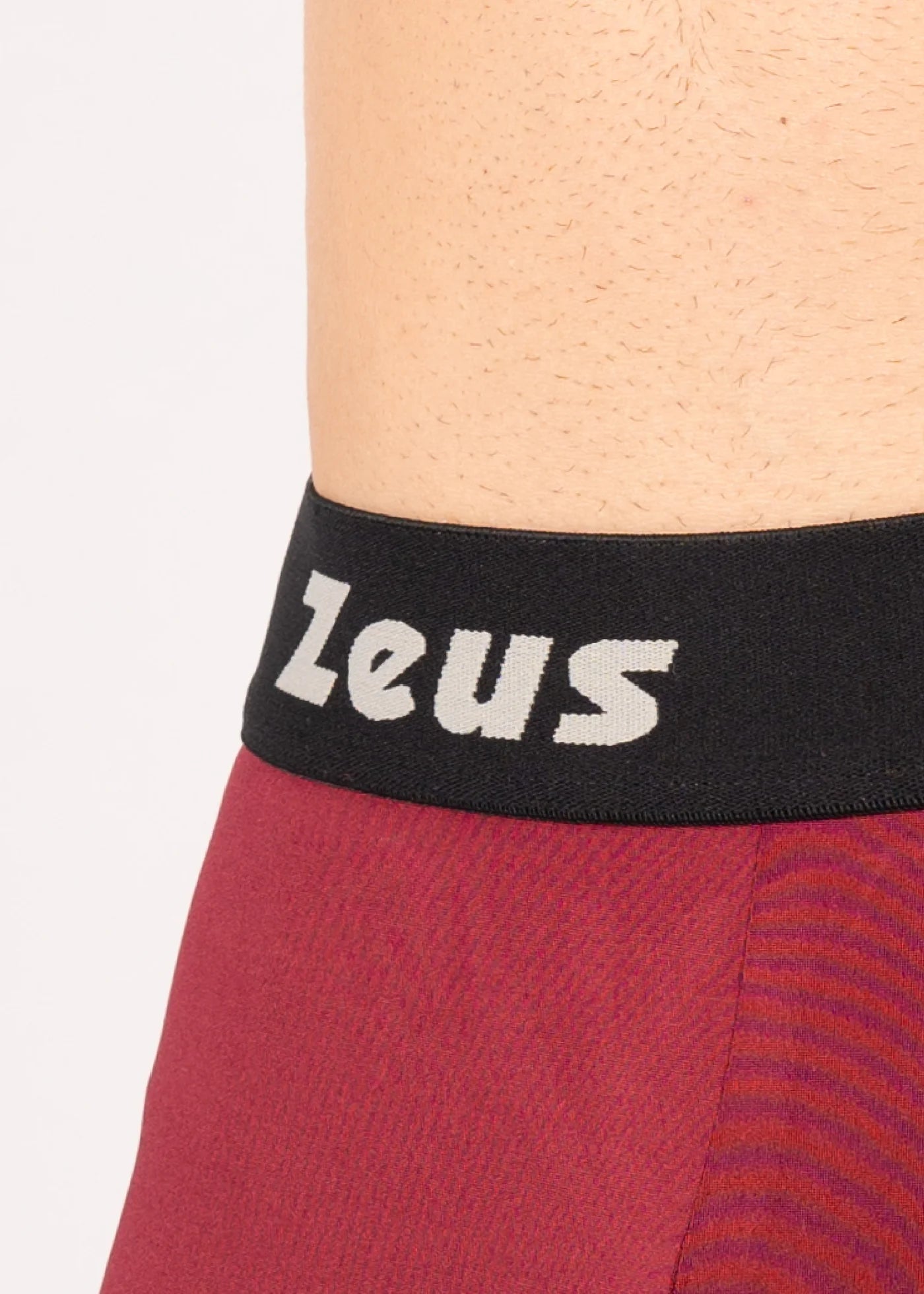 Rote Unterhose über der Taillie einer Person mit Aufschrift auf Bund: Zeus