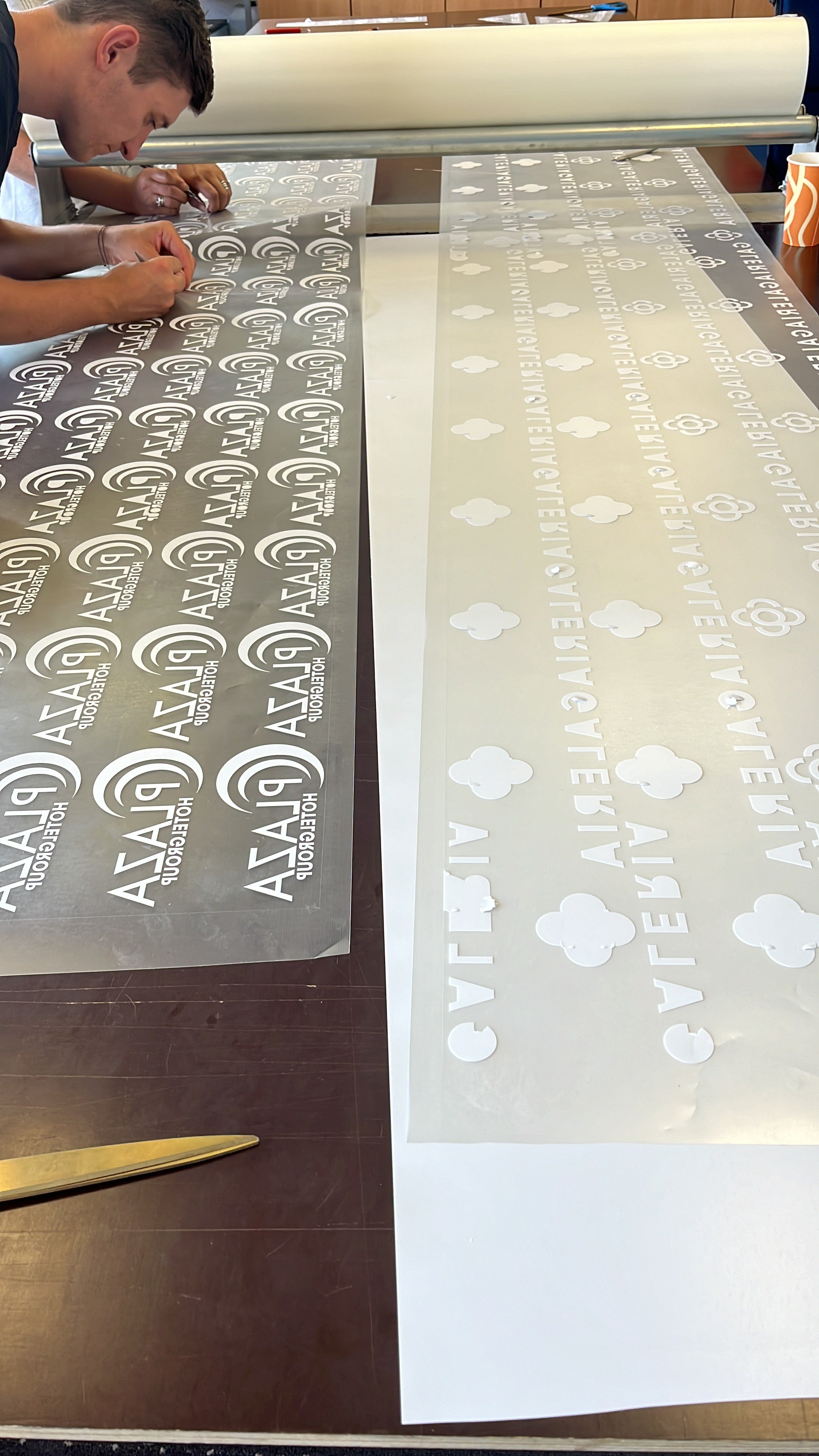 Weisse Logos in Bearbeitung zum Aufdrucken