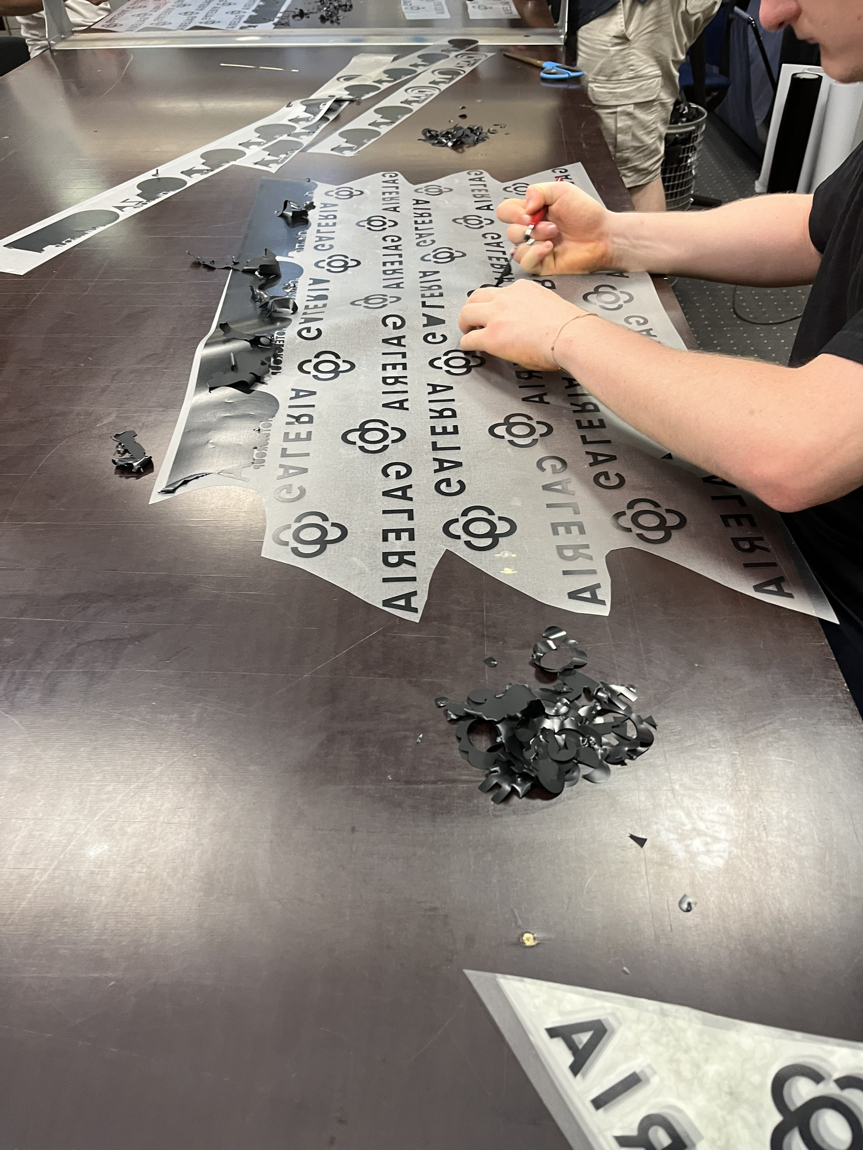 Logos werden Ausgestochen zur Vorbereitung des Drucks