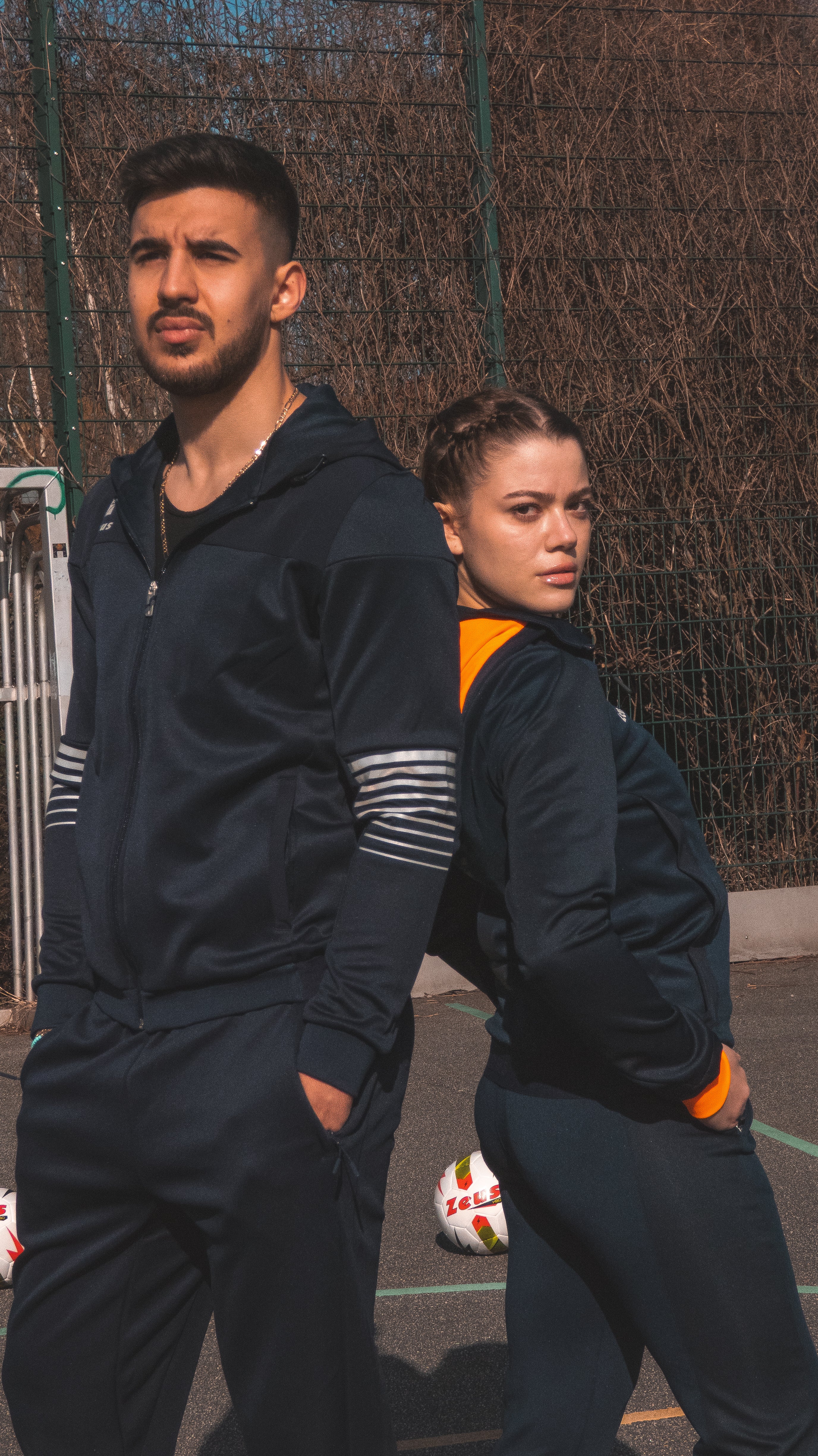 2 Models im zeus Trainingsanzug Tutta Nettuno in Schwarz Gelb