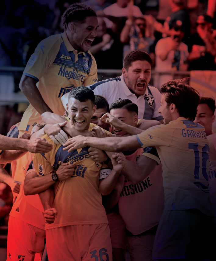 Fußballmannschaft jubelt gemeinsam nach einem Tor