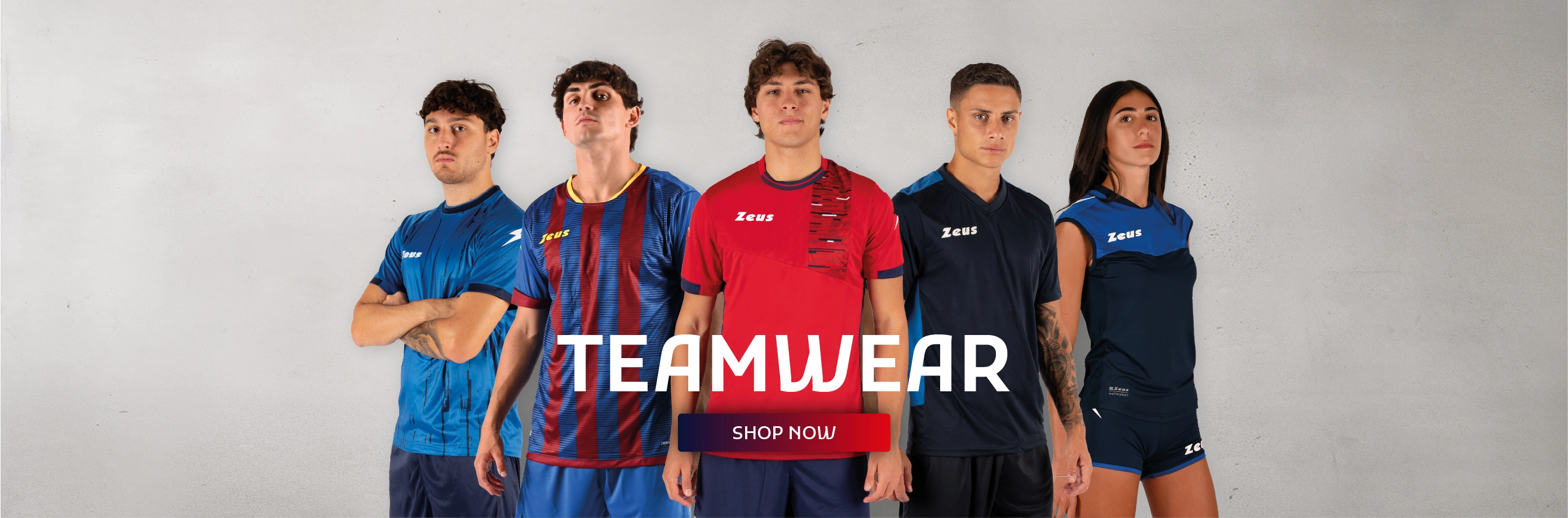 Models tragen verschiedene Teamwear-Sporttrikots von Zeus